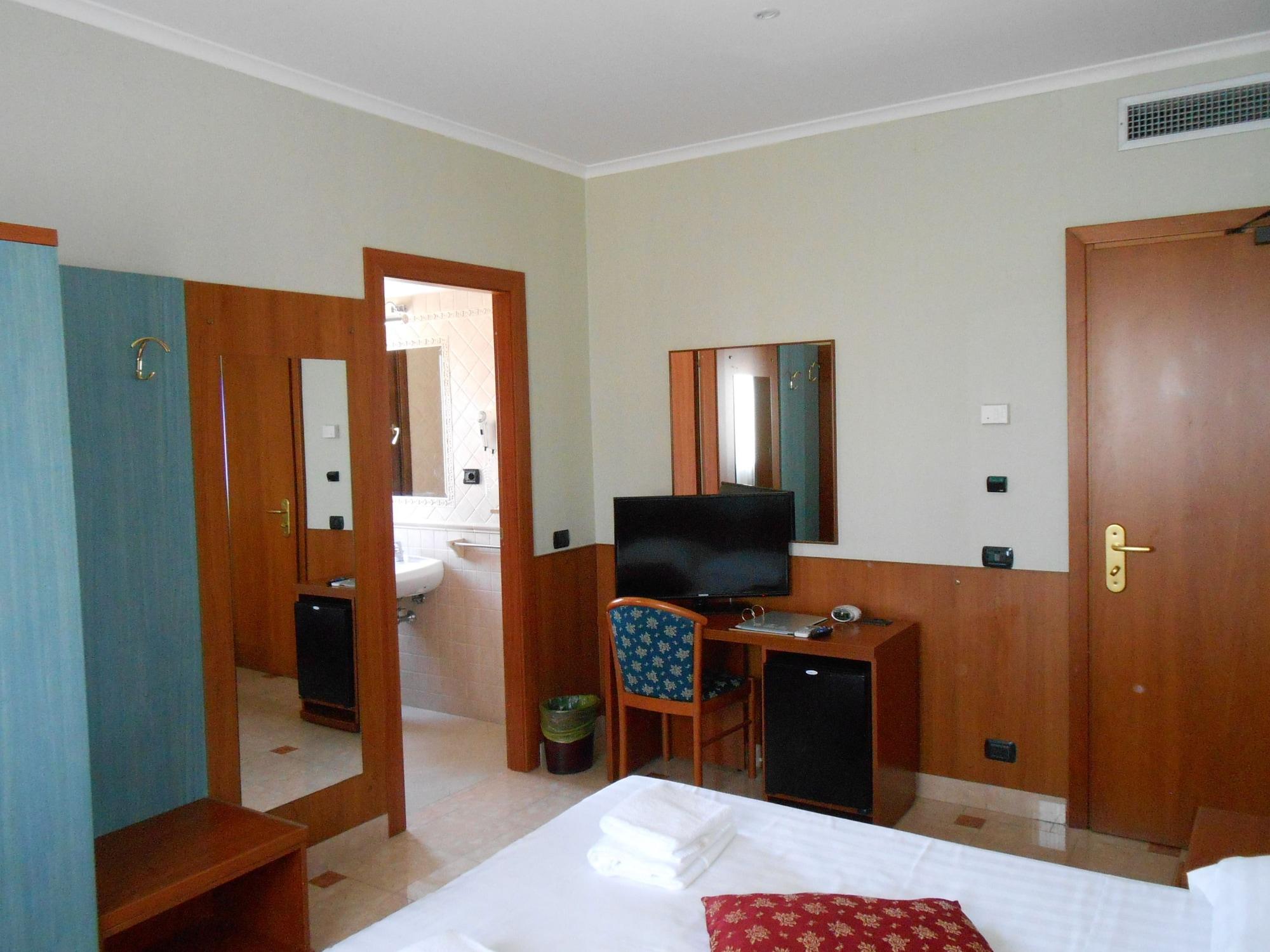 Hotel Riviera Фиумичино Екстериор снимка