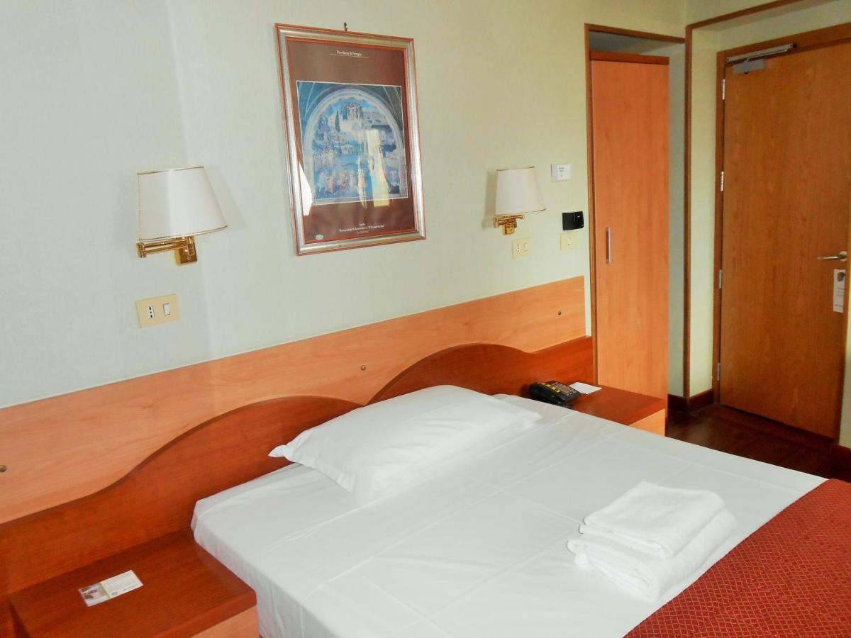Hotel Riviera Фиумичино Екстериор снимка